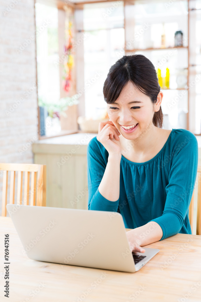 厨房里的年轻亚洲女人