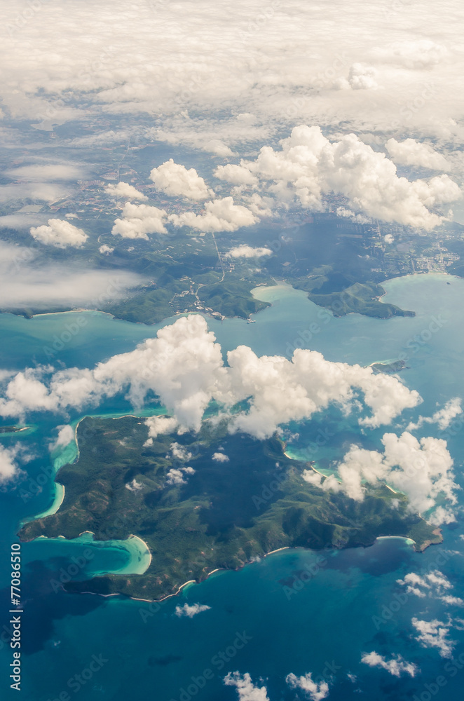 岛屿和海洋上空的云