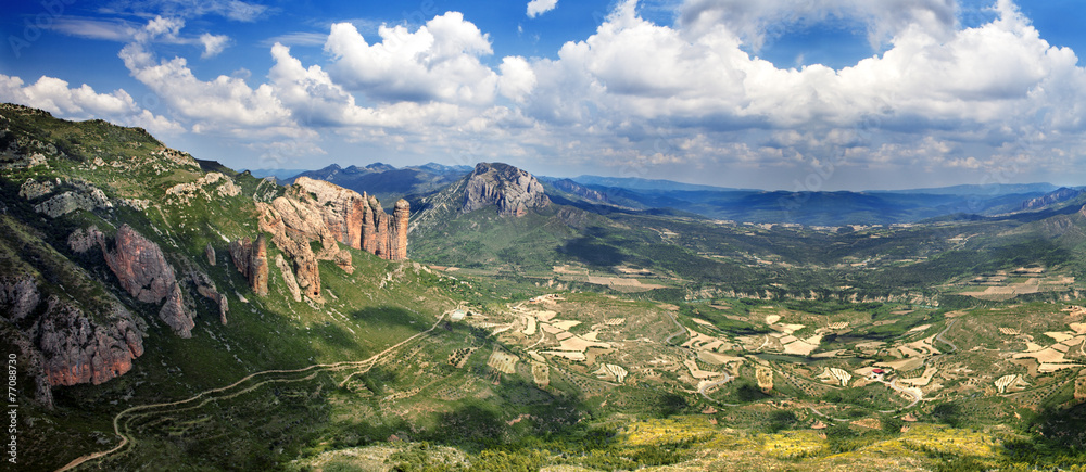 Hermoso paisaje de montaña. Mallos de Riglos.España