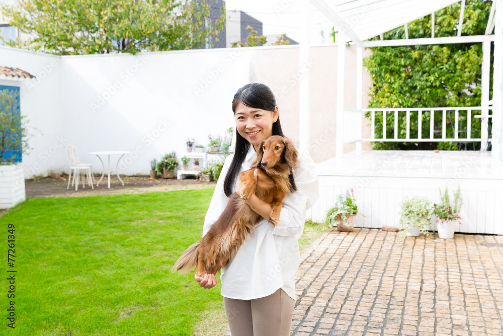 亚洲女人和狗的生活方式形象