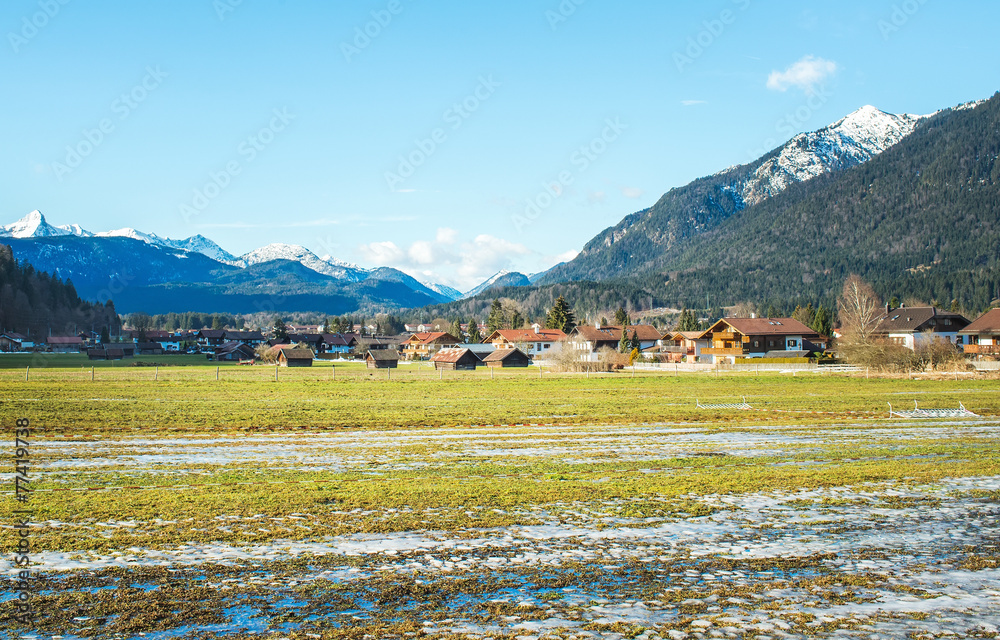 巴伐利亚阿尔卑斯山Garmisch-Partenkirchen附近的绿色山谷