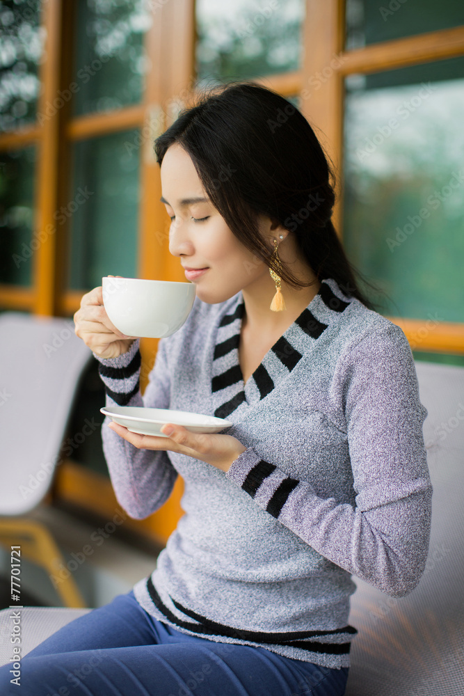 女人在喝美味的咖啡