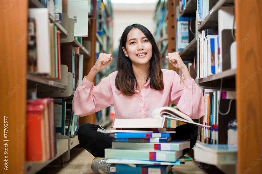 亚洲女学生很高兴找到答案