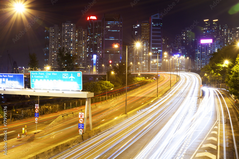 夜间现代城市街道上的交通模糊运动轨迹