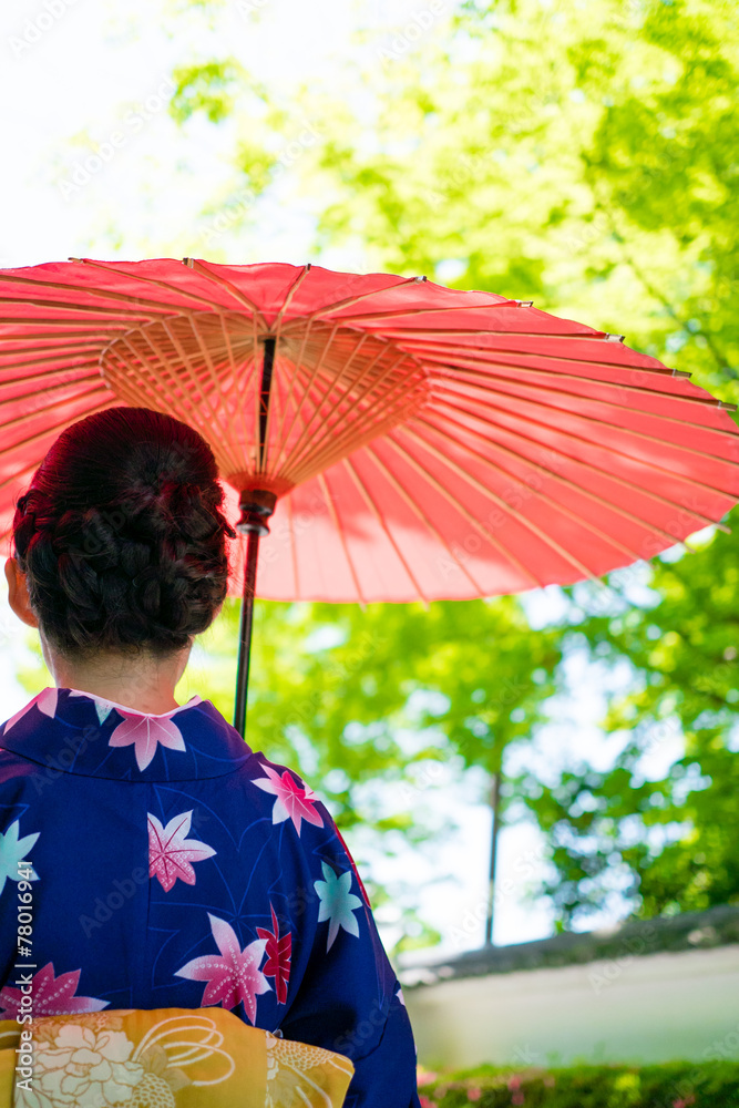 穿着日本传统和服的亚洲女性