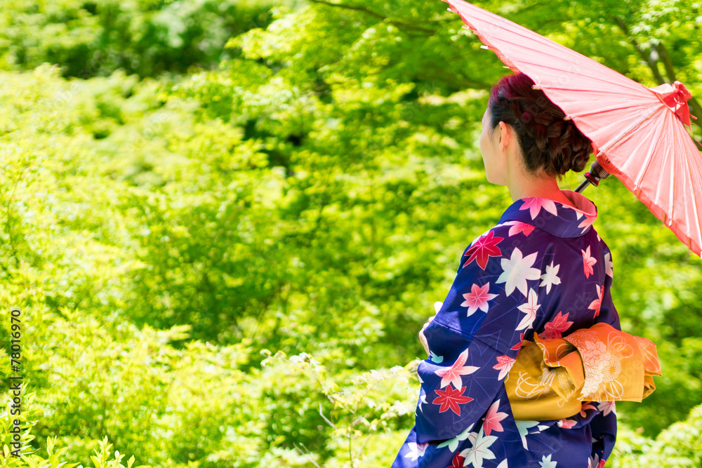 穿着日本传统和服的亚洲女性