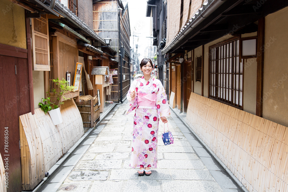 穿着和服的亚洲年轻女子