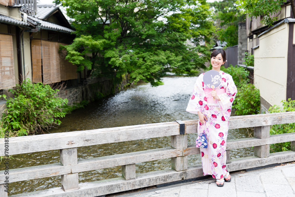 穿着和服的亚洲年轻女子