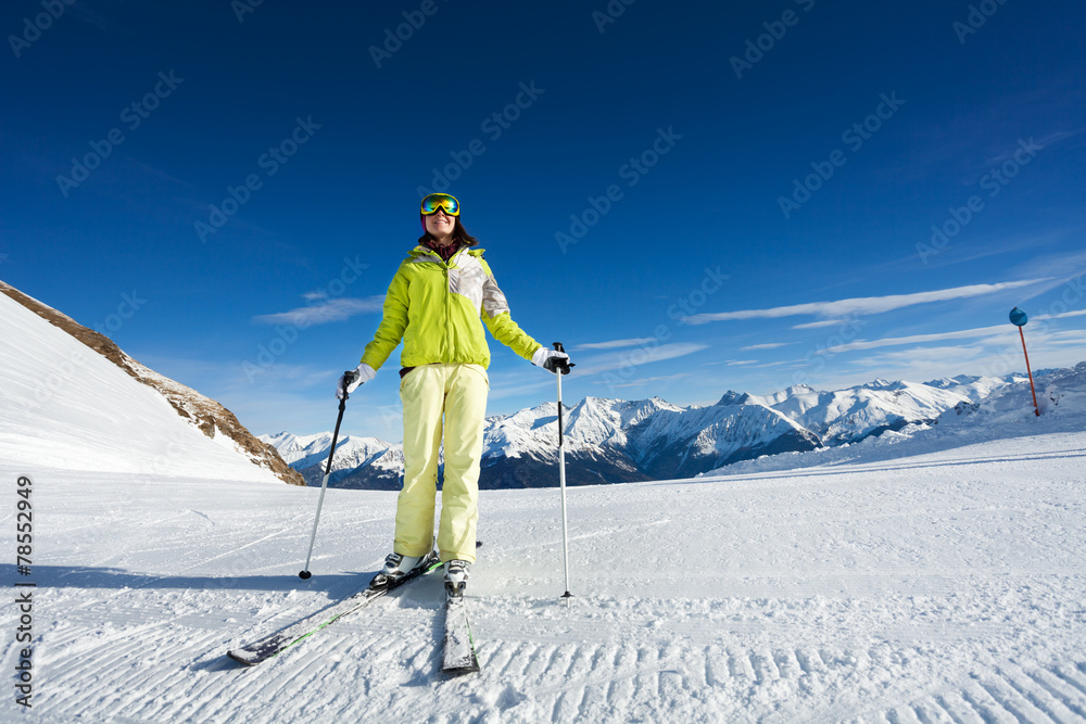 戴着面具在滑雪道上滑雪的快乐女人