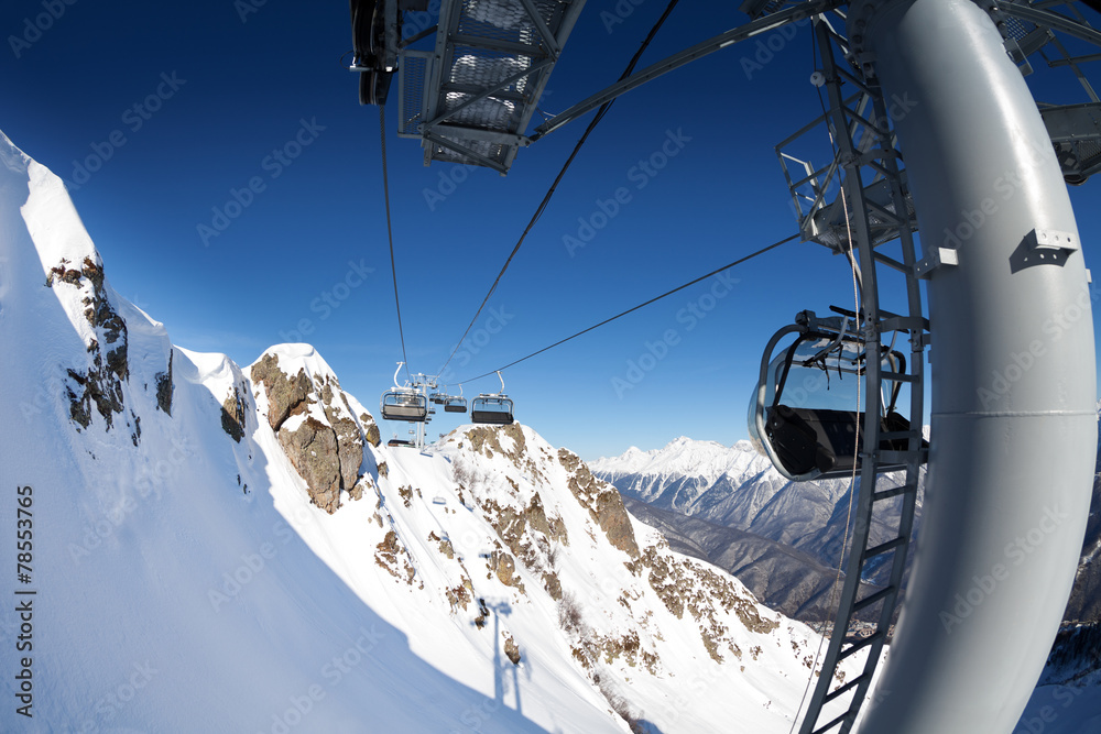 山谷上空冬季度假胜地滑雪缆车全景图