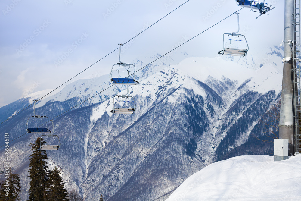 山地滑雪椅缆车和雪峰