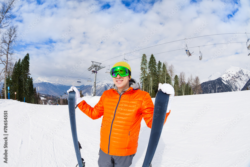 登山时戴口罩的年轻人滑雪