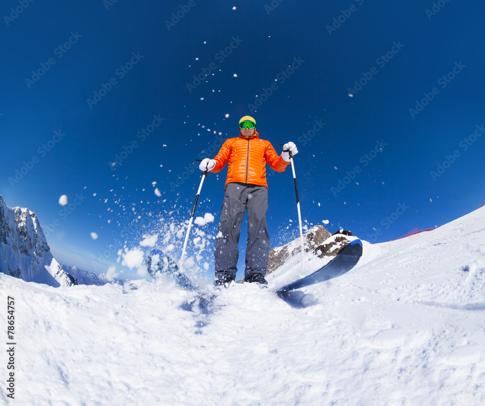 戴着滑雪面罩的男子在下面的动作视图中滑雪