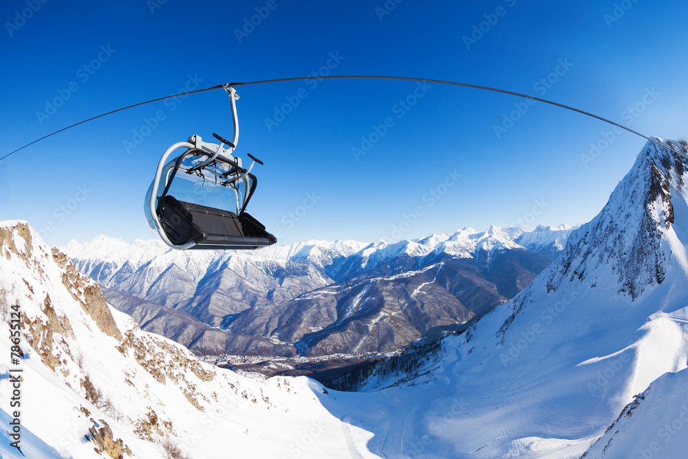 滑雪缆车上的椅子俯瞰山峰全景