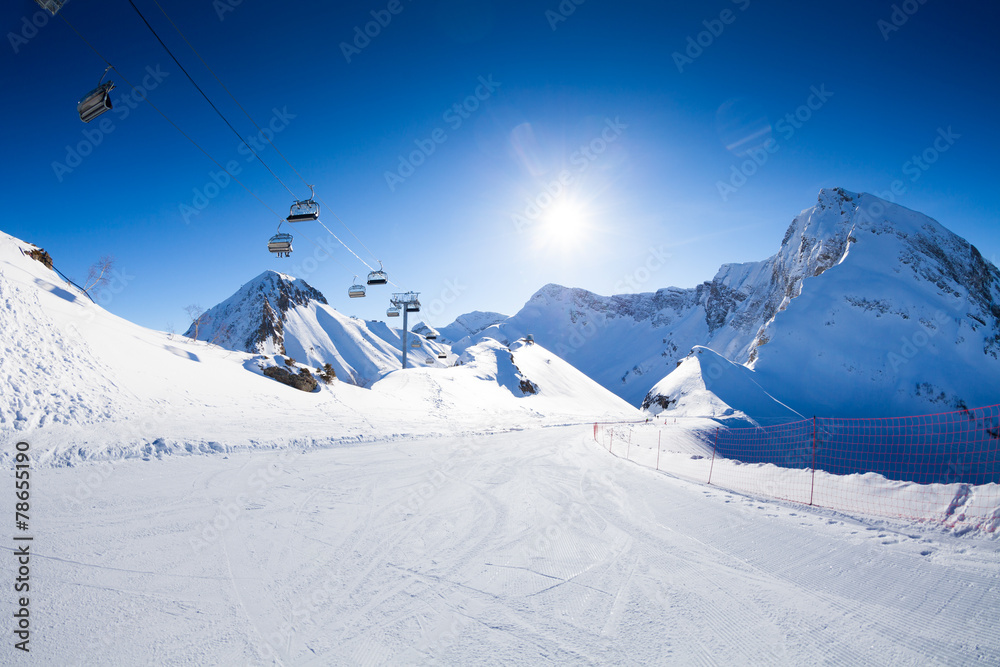 带缆车的滑雪道全景图