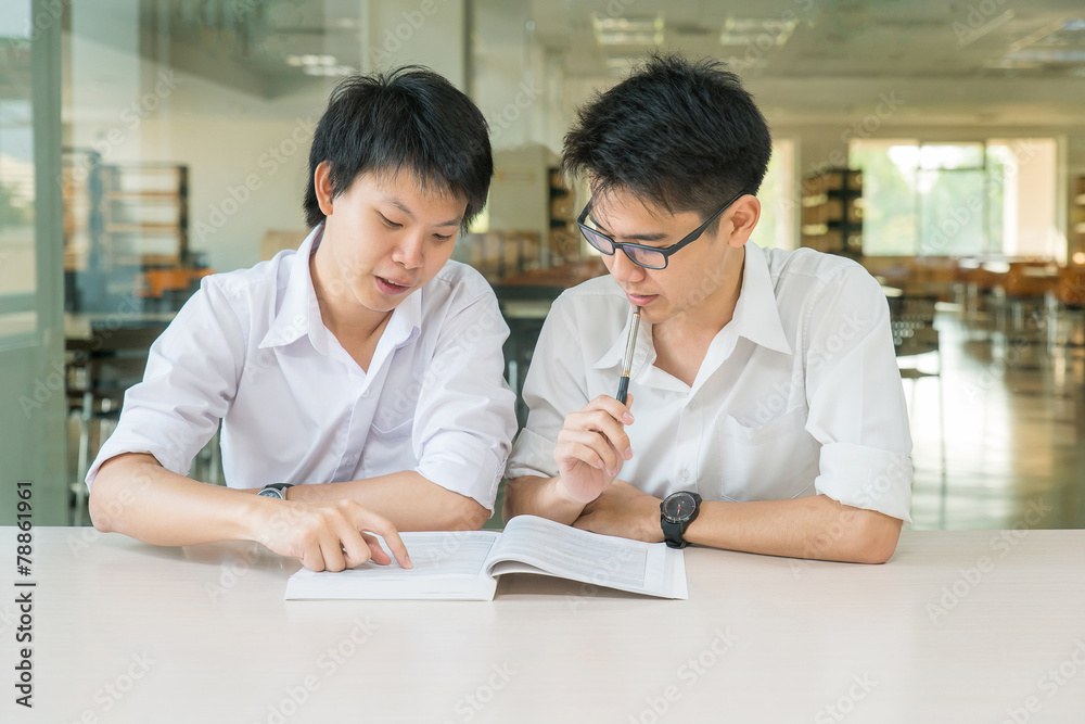 两名亚洲学生在大学一起学习