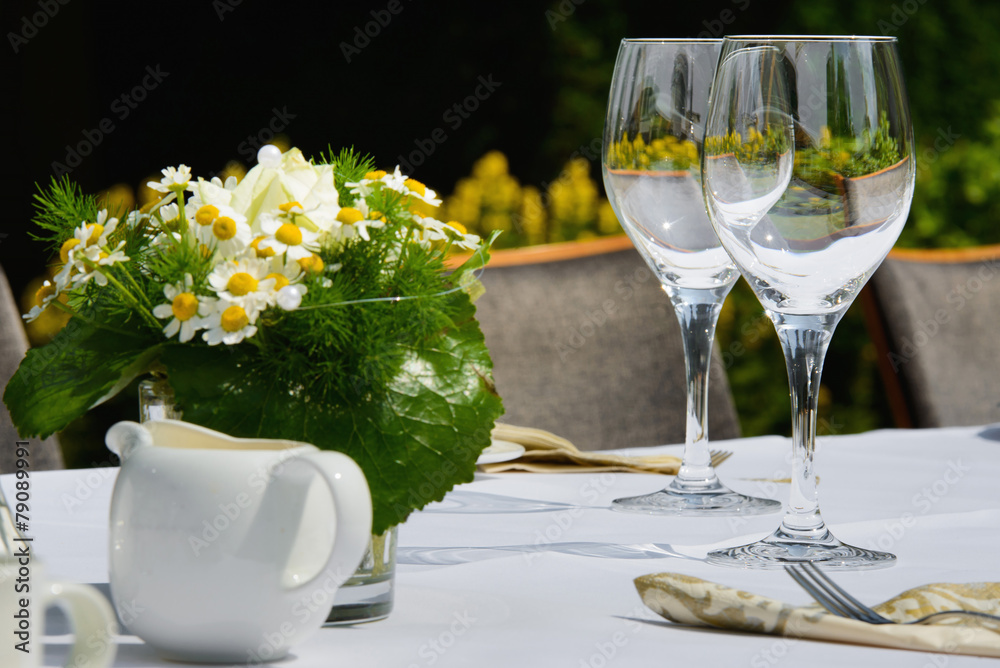 festlicher tisch im grünen