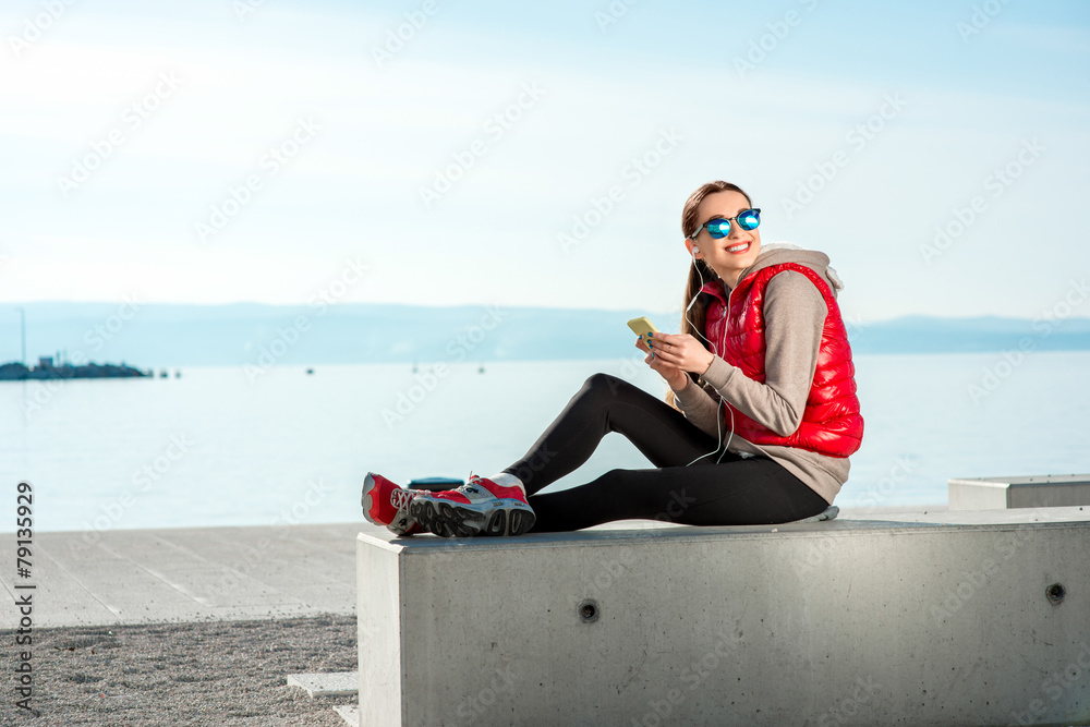 海滨大道上的运动女性