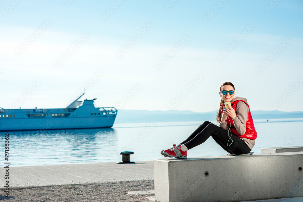 海滨大道上的运动女性