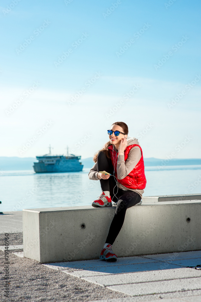 海滨大道上的运动女性