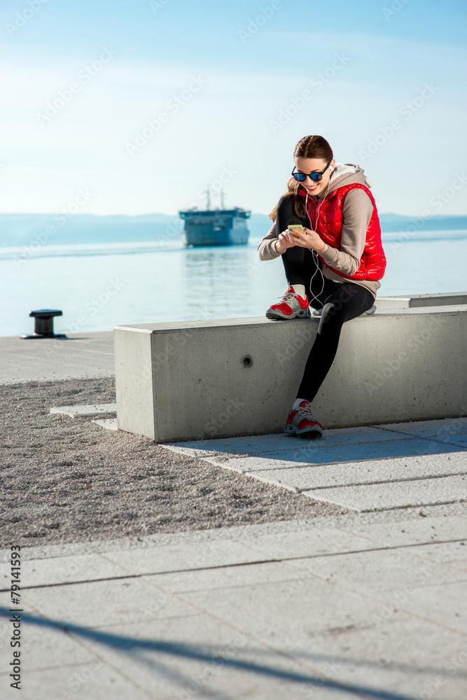 海滨大道上的运动女性