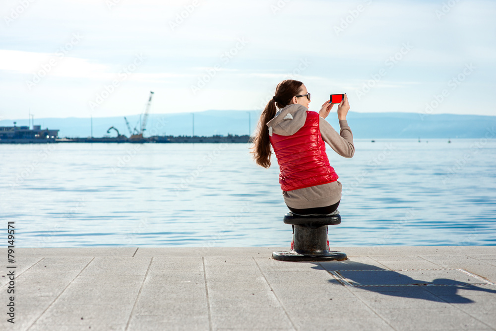 海滨大道上的运动女性