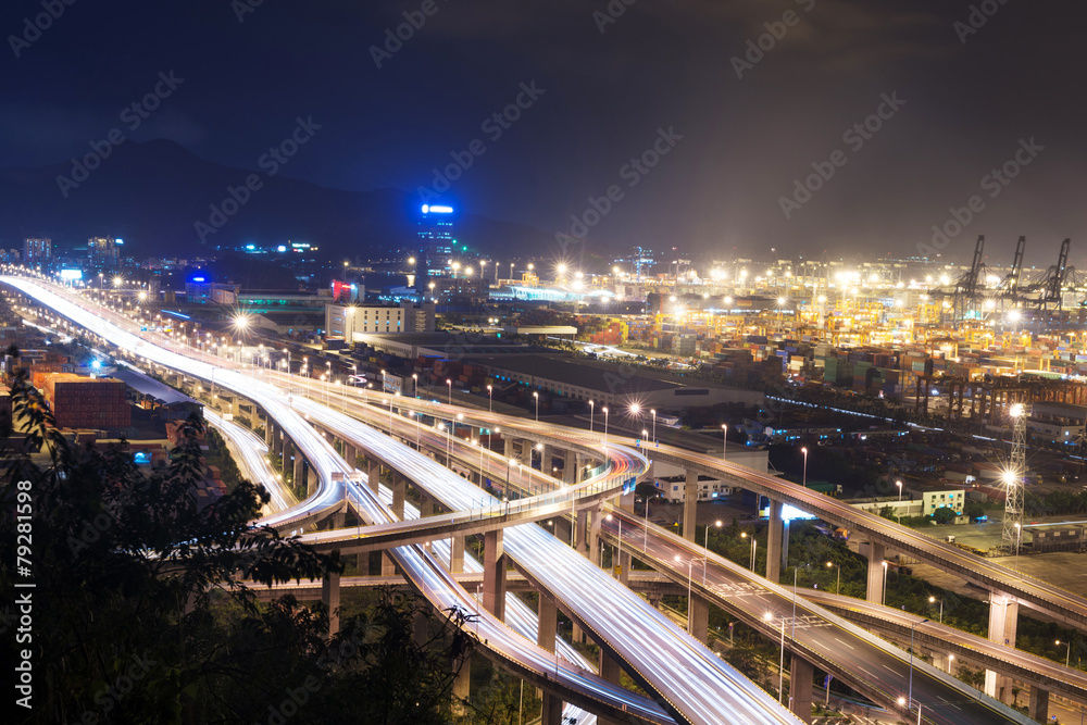 夜间照明高架高速公路和城市景观