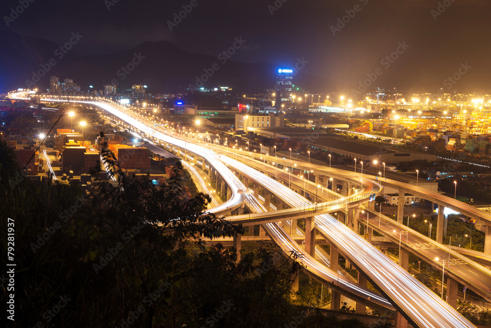 夜间照明高架高速公路和城市景观