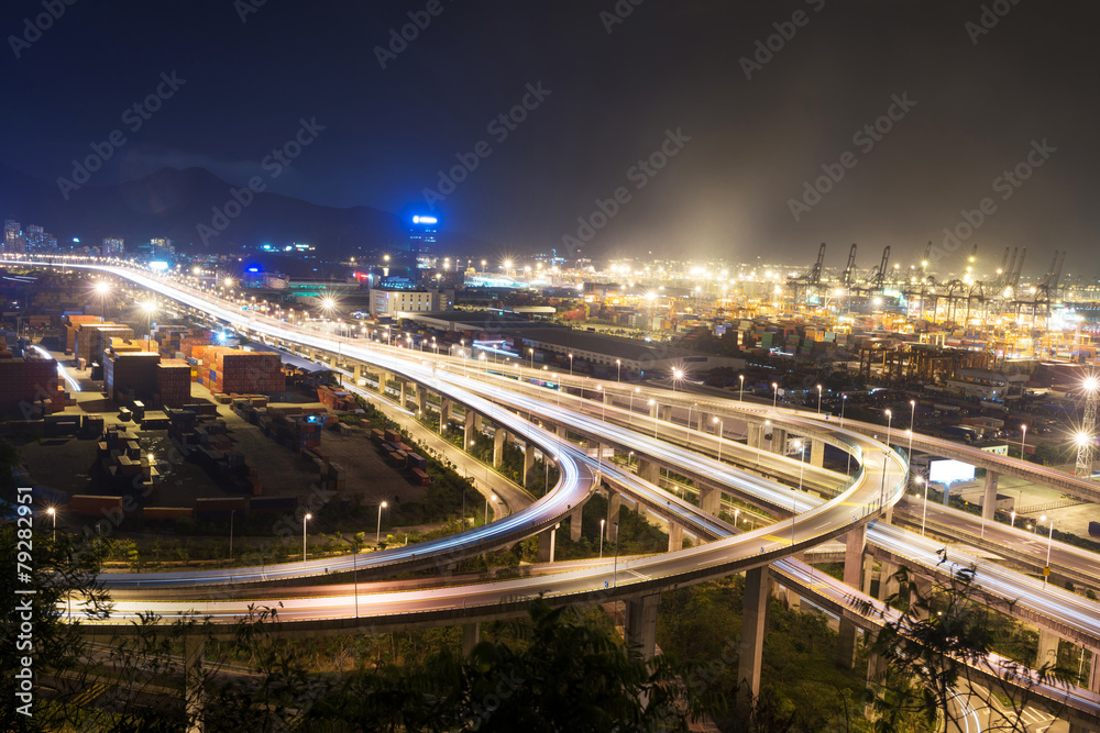 夜间照明高架高速公路和城市景观