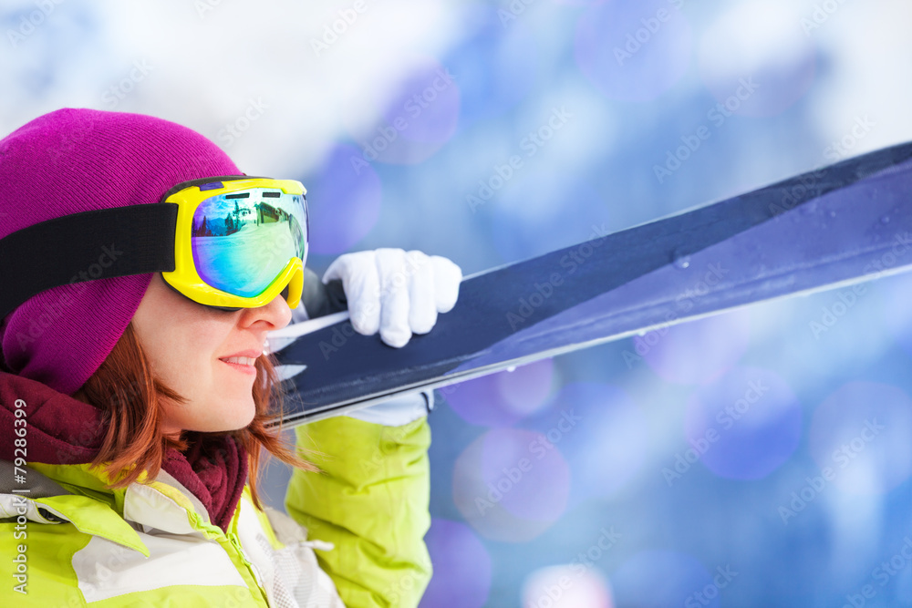 戴着面具滑雪的快乐女人特写