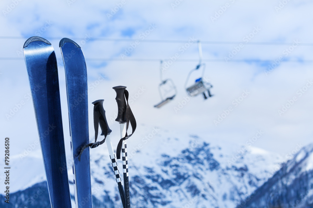 带雪峰的山地滑雪板和滑雪杆