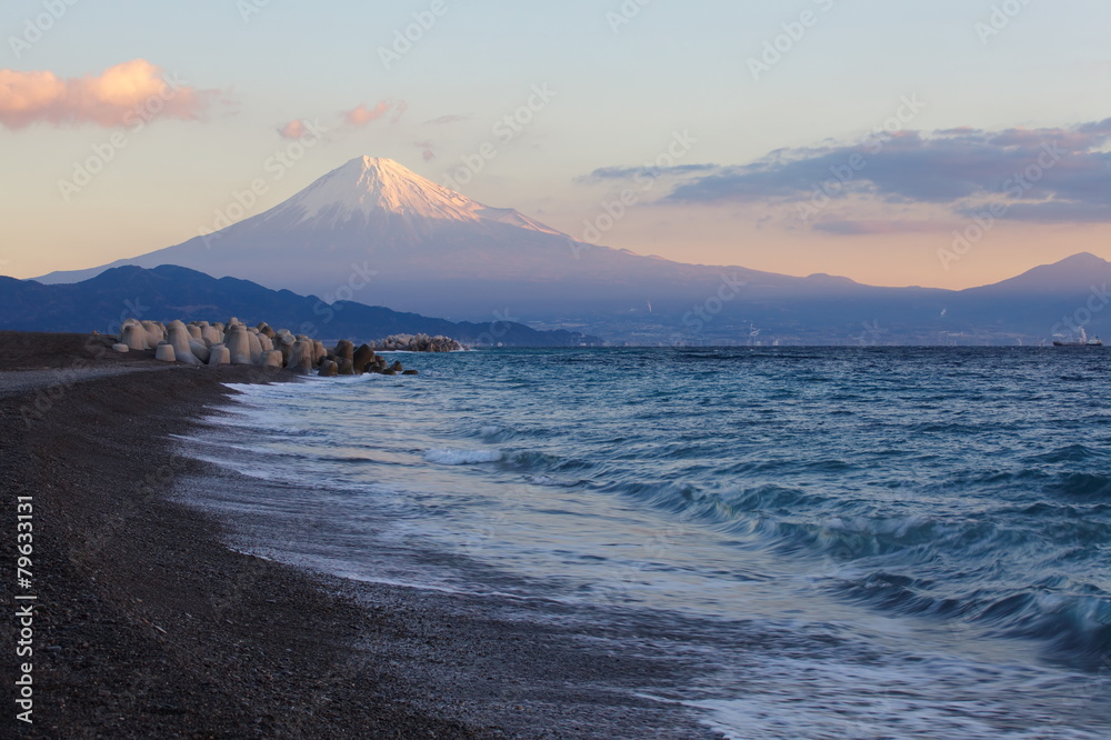 静冈县伊豆市的富士山和大海