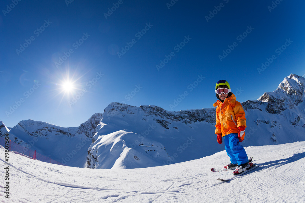 男孩在山坡上滑雪的鱼眼景观