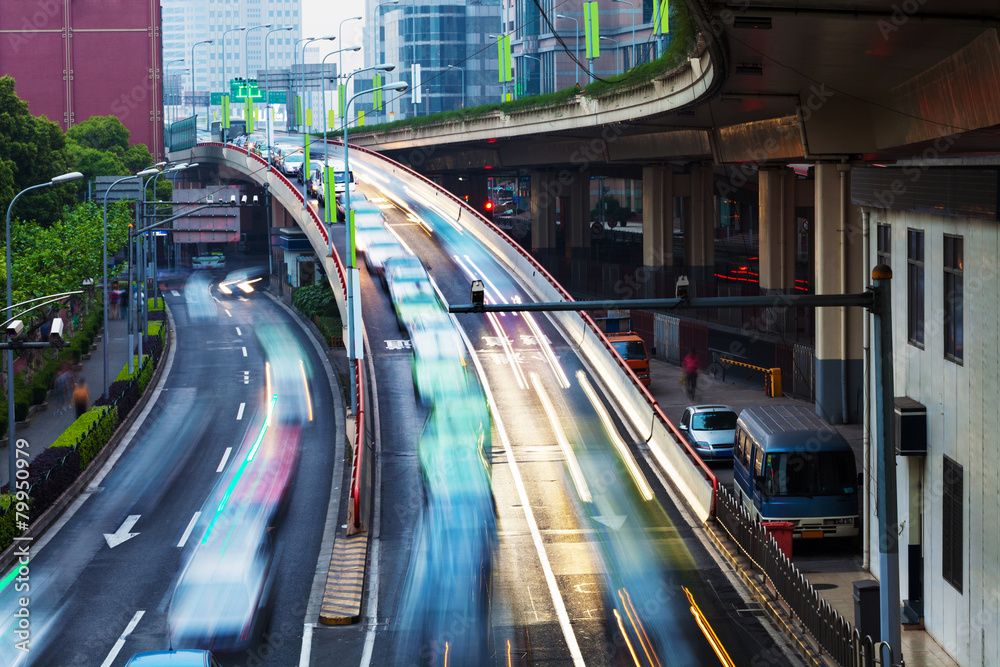 高速公路上拥挤而快速的交通堵塞