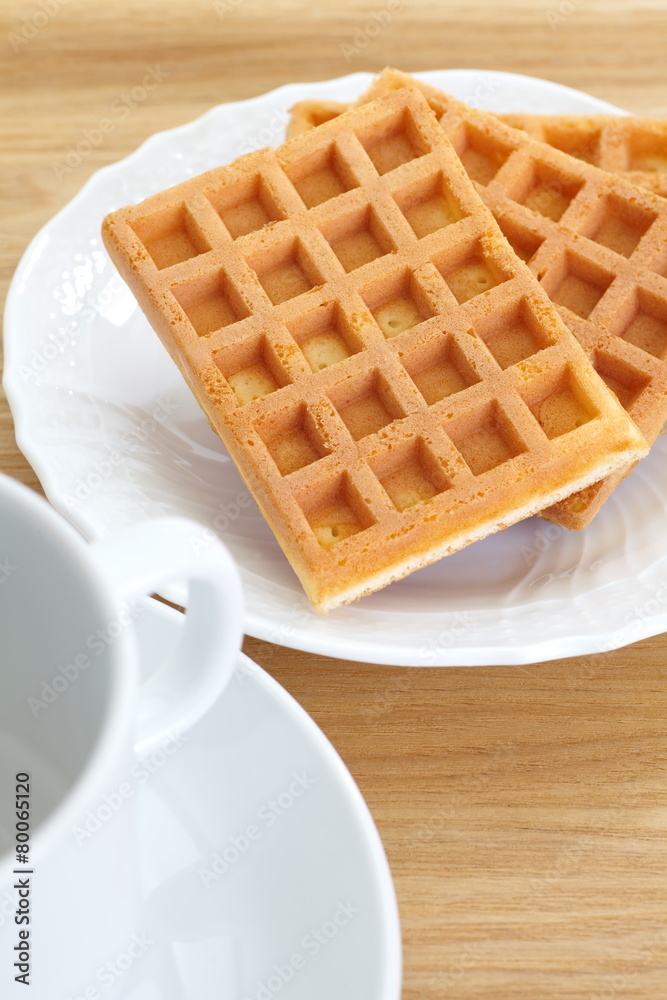 木底白盘子里美味的甜华夫饼