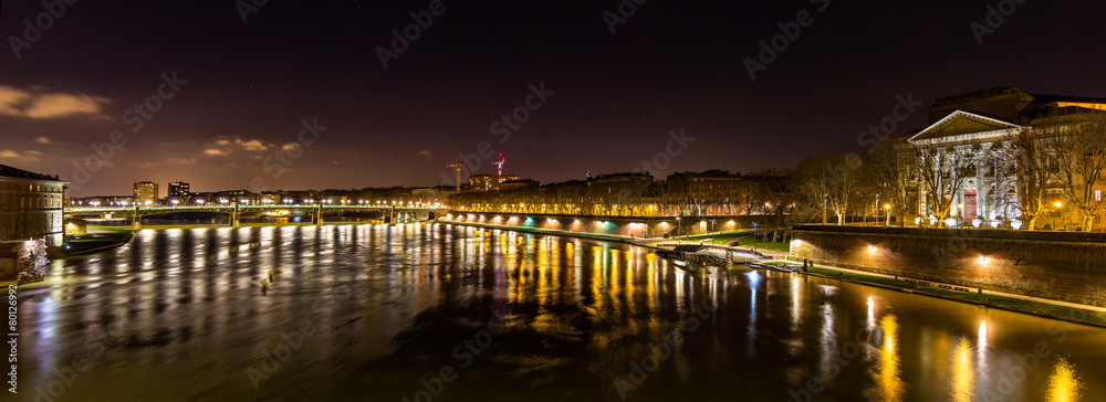 法国图卢兹加龙河的夜景