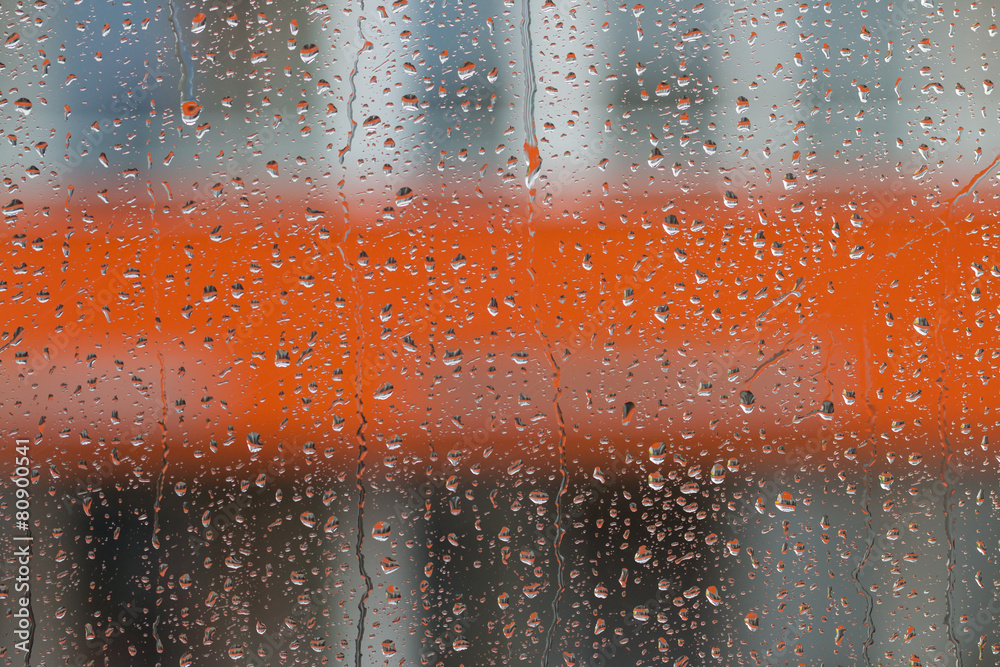 雨点落在窗户上