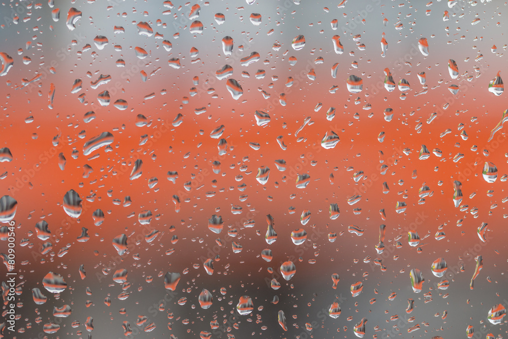 雨点落在窗户上