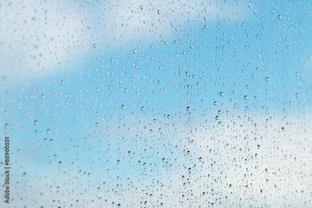 雨点落在窗户上