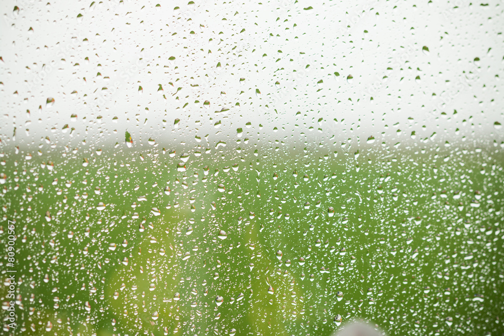 雨点落在窗户上