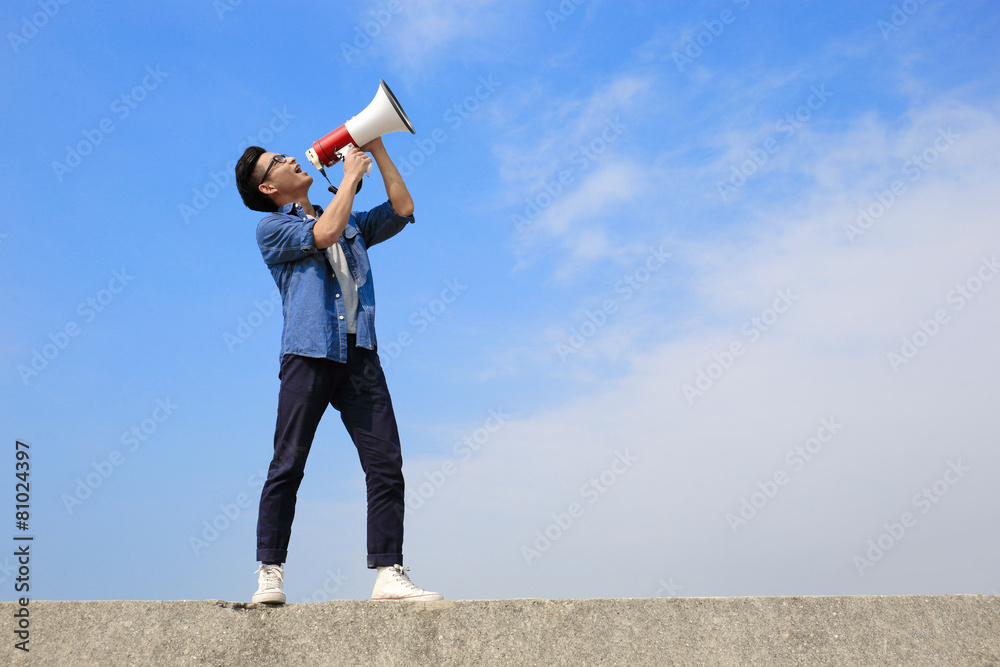 年轻人喊扩音器