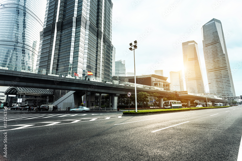 日落时的天际线、道路和办公楼