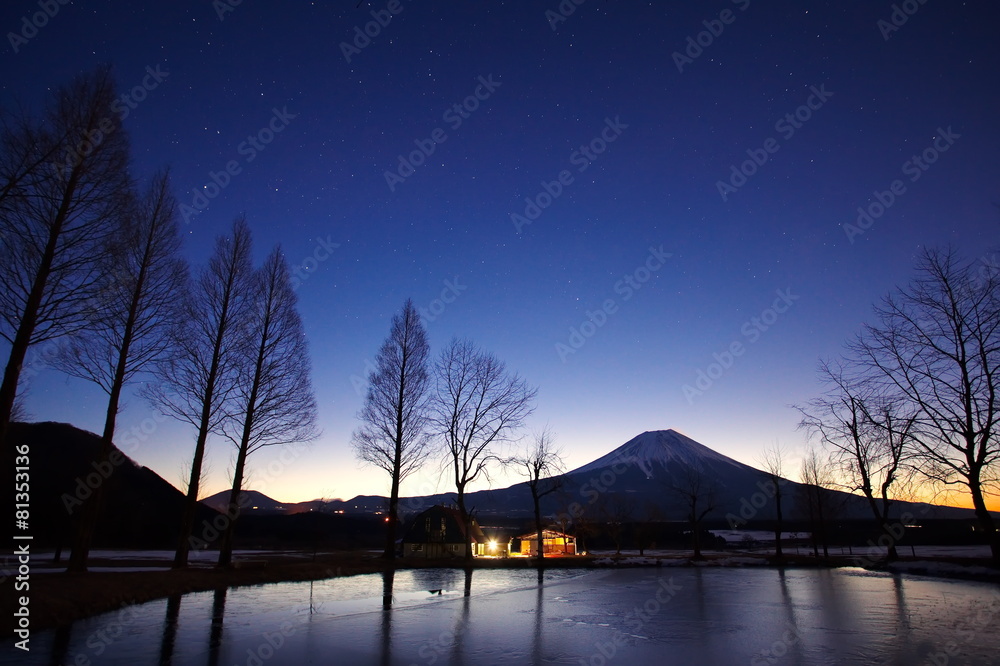 冬季日出前的富士山景观