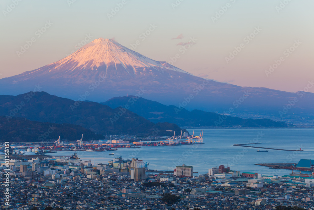 冬季富士山和清水市。