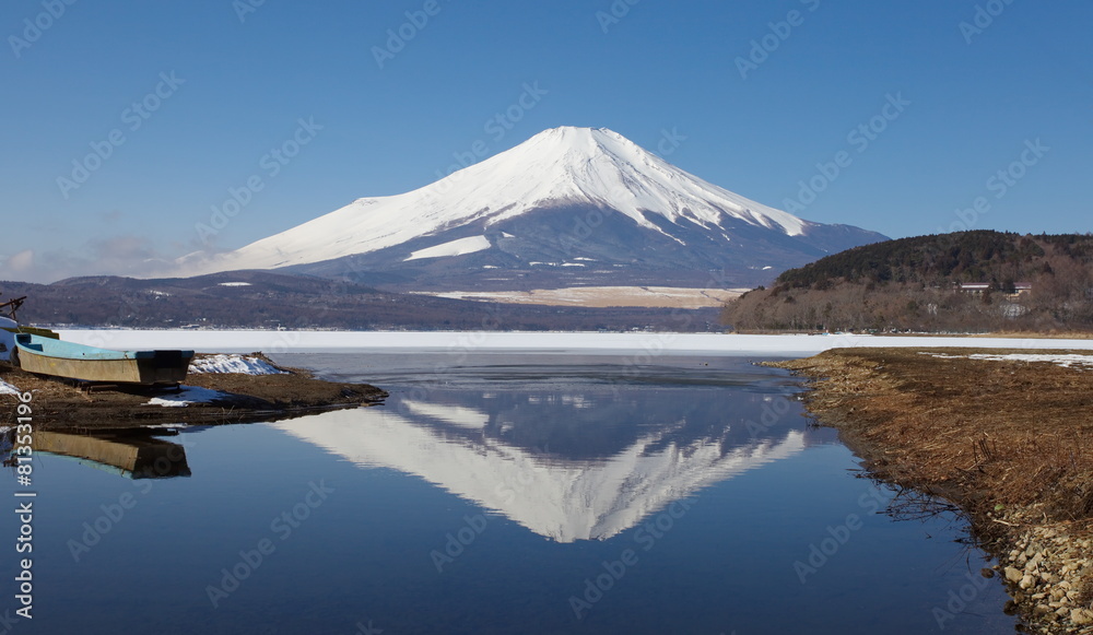 冬季的富士山和山中湖。