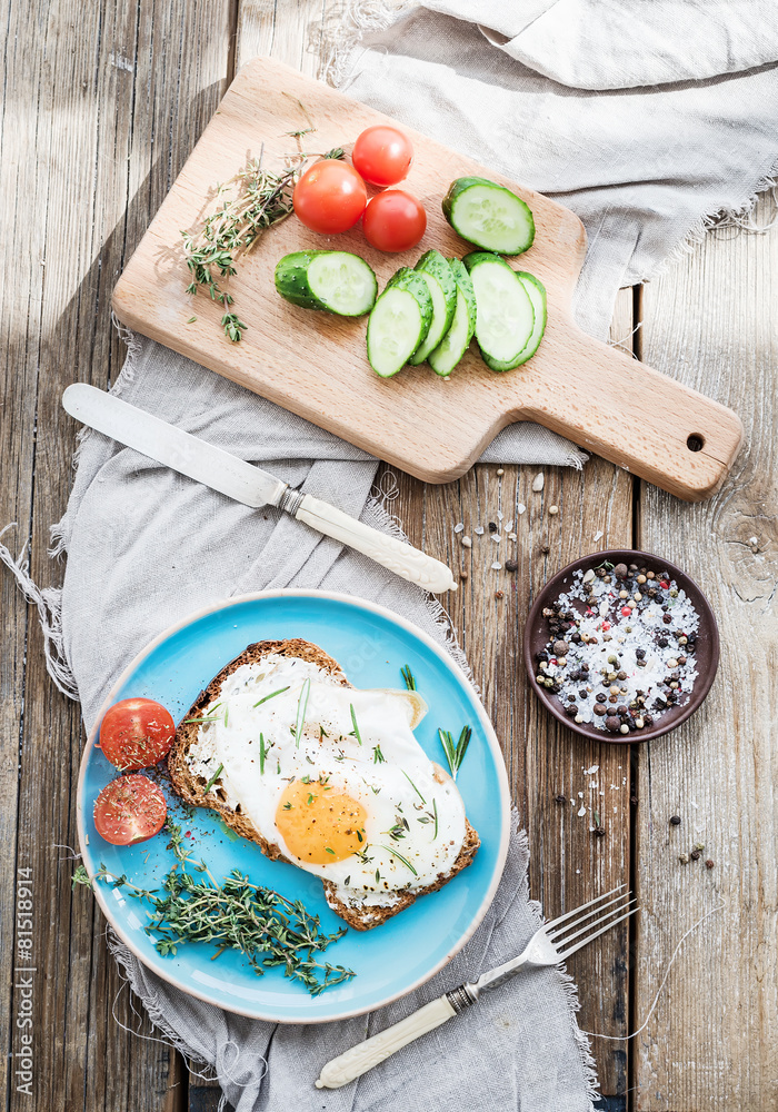 Breakfast set. Whole grain andwich with fried egg, vegetables