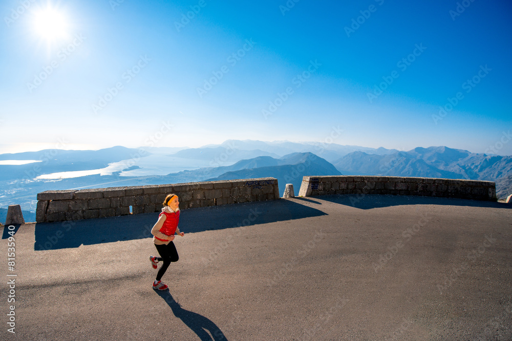 在山路上奔跑的女人