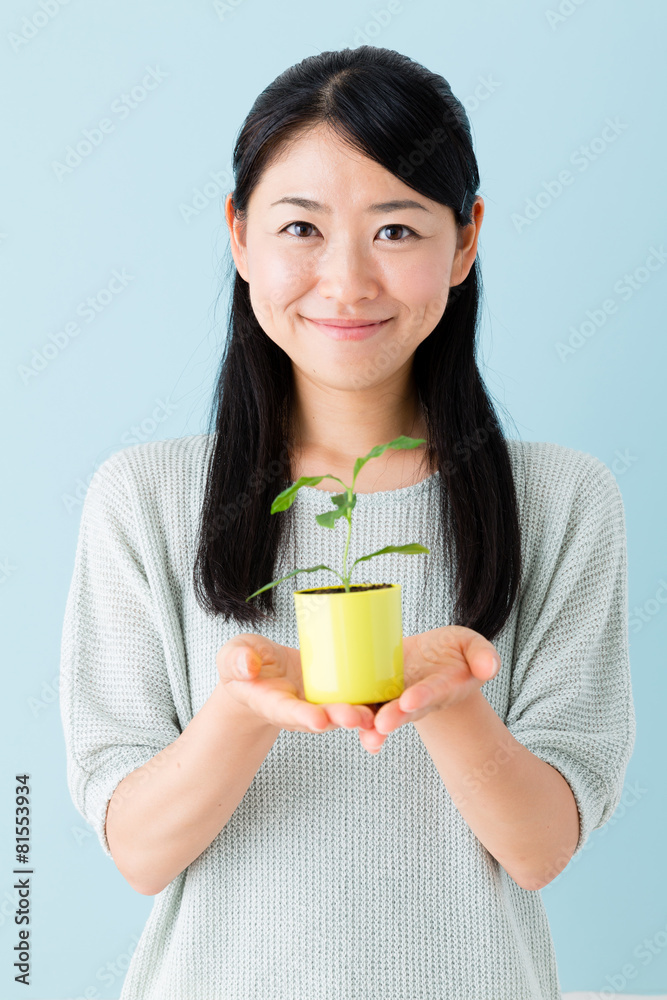 拥有小植物的年轻亚洲女性