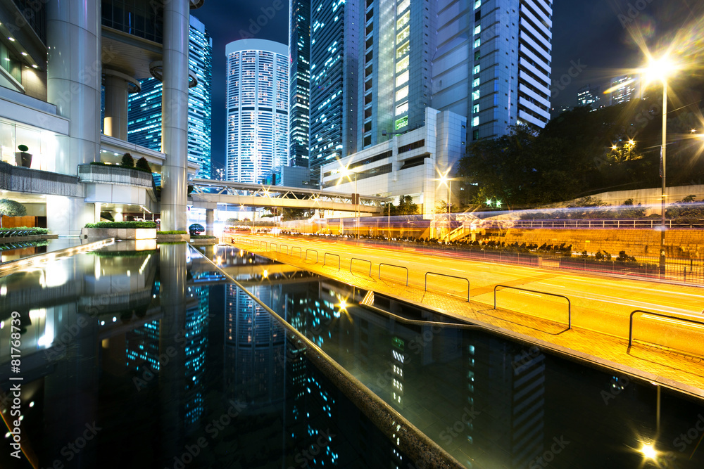 现代城市夜间红绿灯步道