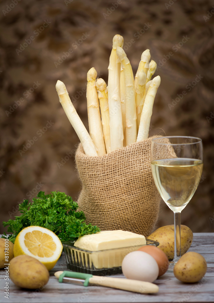 frischer Spargel und Wein in rustikalem Ambiente